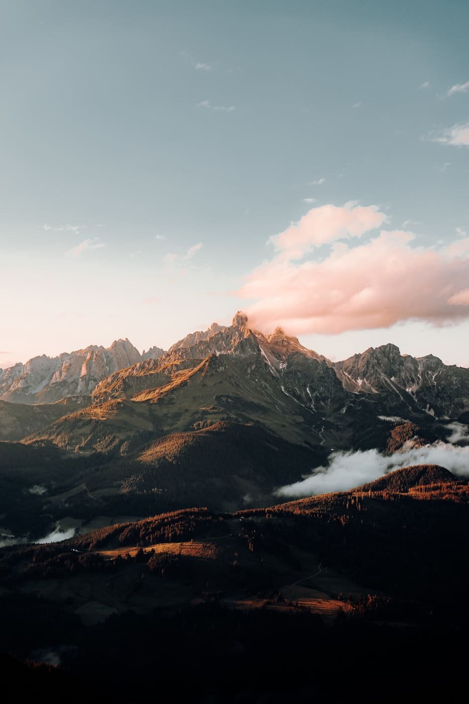 Cordón montañoso iluminado por el atardecer